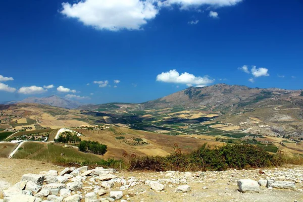 Siciliansk Landsbygd Med Första Träd Och Berg Blå Himmel Och — Stockfoto