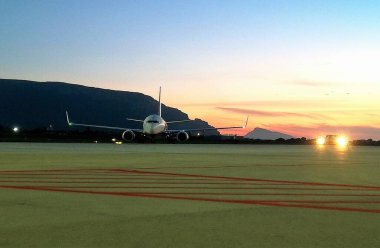 İniş sırasında pistteki uçağın canlandırıcı görüntüsü