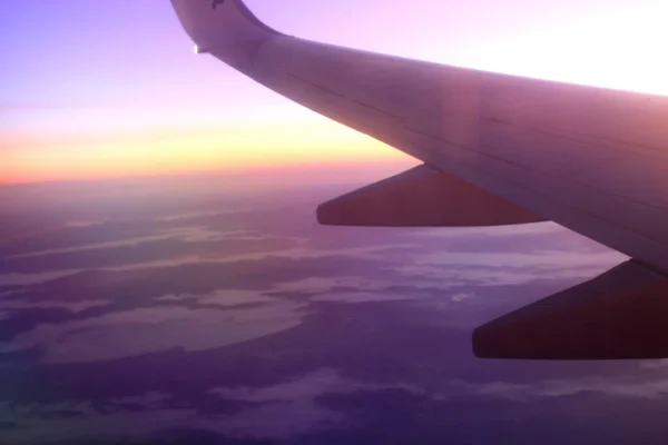 Evocadora Imagen Ala Avión Volando Contraluz Atardecer Desde Ventana Con — Foto de Stock