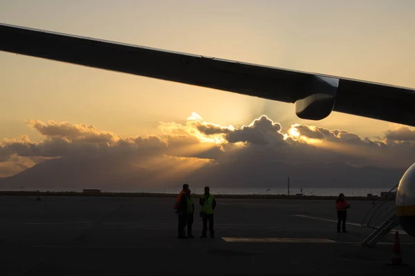 Suggestief Vleugelbeeld Van Een 737 Bij Zonsondergang Met Steward Achtergrond — Stockfoto