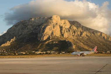 20.02.20 Palermo Punta Raisi, Volotea uçağı arka planda dağ ile havalanmak üzere.