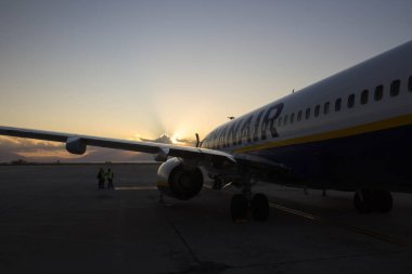 20.02.20 Palermo Punta Raisi, gün batımında Ryanair uçağının yanında kalkmayı bekliyor.