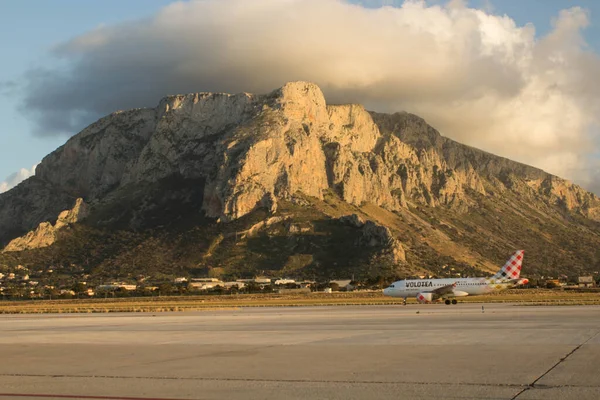 20.02.20 Palermo Punta Raisi, Volotea uçağı arka planda dağ ile havalanmak üzere.