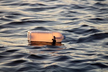 Gün batımında deniz tabanına demir atmış.