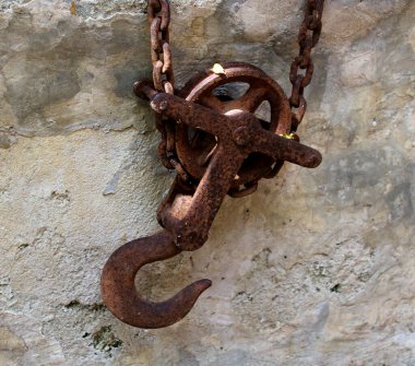 Paslı vinç kancasının anımsatıcı görüntüsü