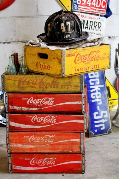 Levensecht Beeld Van Oude Coca Cola Kratten Met Een Brandweermuts — Stockfoto