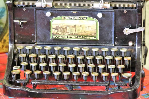 Levensecht Beeld Van Een Oude Typemachine Een Vintage Markt — Stockfoto