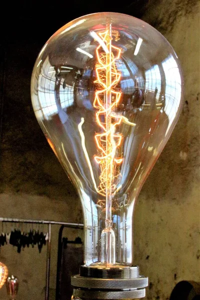 Воспоминательное Изображение Большой Электрической Лампочки Винтажном Рынке — стоковое фото