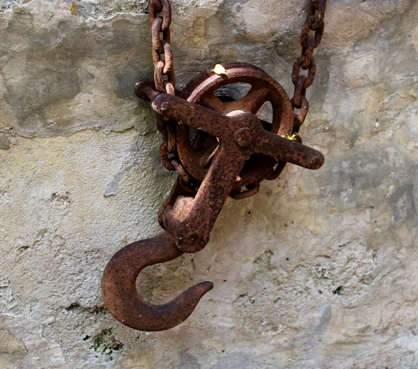 Paslı vinç kancasının anımsatıcı görüntüsü