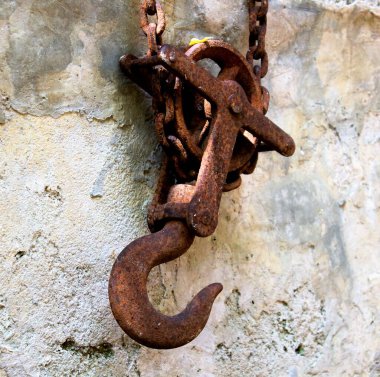 Paslı vinç kancasının anımsatıcı görüntüsü
