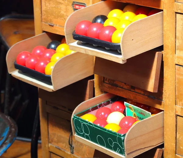 Evokatives Bild Roter Gelber Und Schwarzer Billardkugeln Auf Einem Jahrmarkt — Stockfoto