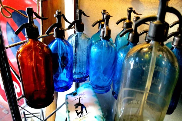 Erinnerungsbild Alter Limo Wasserflaschen Einem Antiquariat — Stockfoto