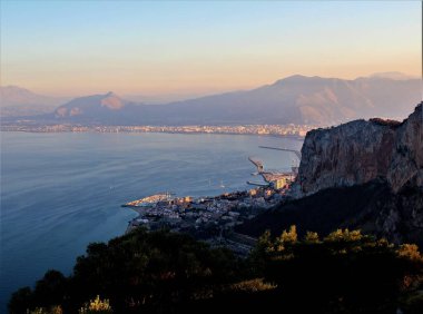 Sicilya, İtalya 'da arka planda deniz kıyısının anımsatıcı görüntüsü