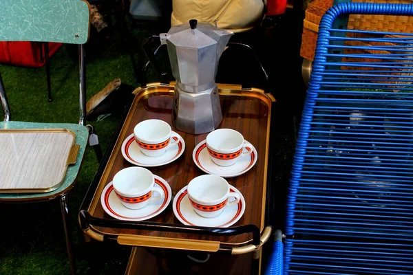 Alte Kaffeetassen Mit Kaffeekanne Auf Einem Tablett Zwischen Zwei Stühlen — Stockfoto