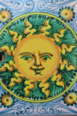 İtalya 'da güneş Sicilya' sını temsil etmek için gülümseyen güneşi tasvir eden resim.