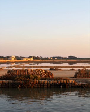 Ön planda eski çatı kiremitleri bir tuz tavasında