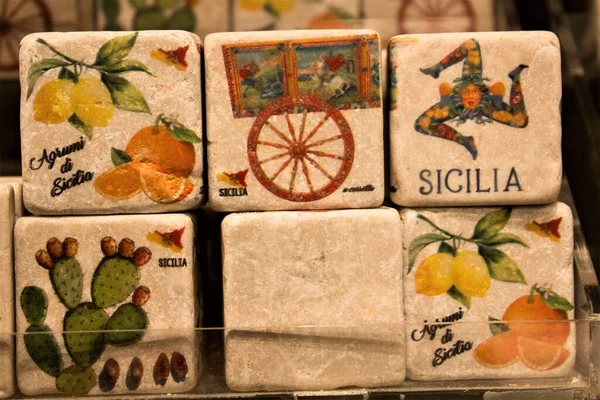 Farbige Bilder Auf Würfelförmigen Steinen Die Für Die Region Sizilien — Stockfoto