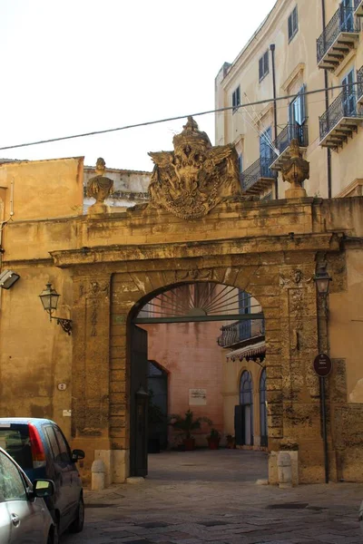 İtalya 'nın tarihi merkezi Palermo' daki bir binanın antik giriş kapısının anımsatıcı görüntüsü.