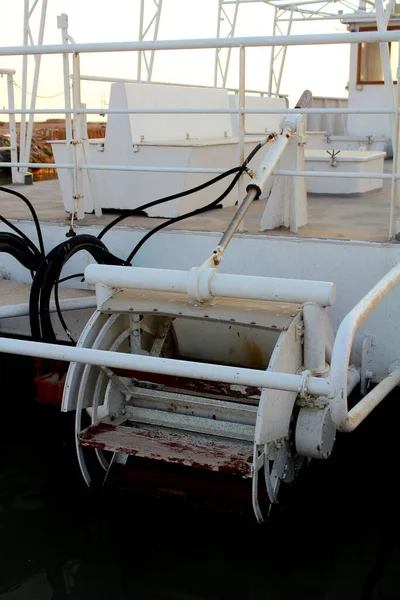 Evocative Image Mechanical Shovels Small Boat — Stock Photo, Image