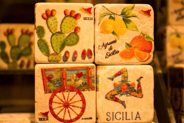 Farbige Bilder Auf Würfelförmigen Steinen Die Für Die Region Sizilien — Stockfoto
