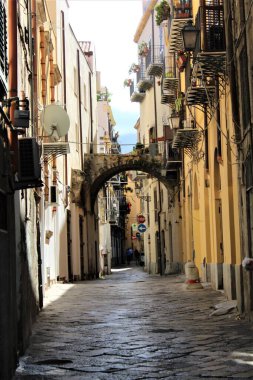 İtalya 'nın tarihi merkezi Palermo' daki antik bir caddenin anımsatıcı görüntüsü