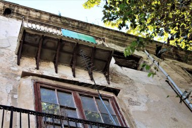 İtalya 'nın tarihi merkezi Palermo' daki antik bir binanın balkon ve penceresinin anımsatıcı görüntüsü