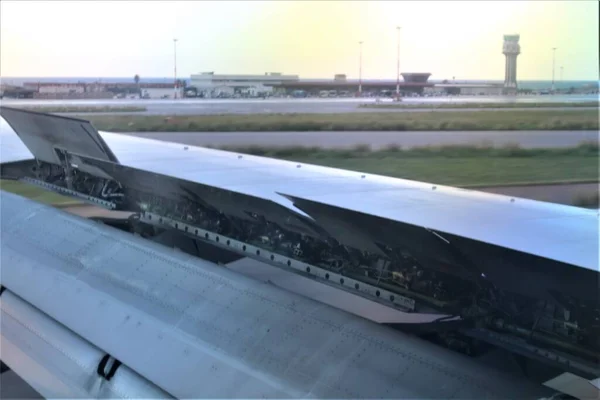 Detalhe Asa Avião Com Abas Movimento Durante Fase Voo Imediatamente — Fotografia de Stock