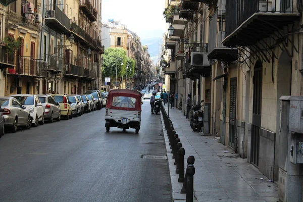 Suggestiva Immagine Scooter Tre Ruote Turisti Transito Una Strada Palermo — Foto Stock