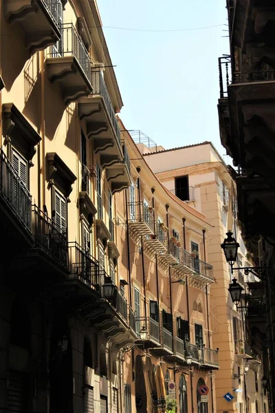 Evocadora Imagen Balcones Edificios Época Centro Histórico Palermo Italia — Foto de Stock