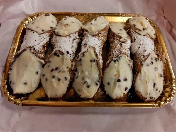 Evocadora Imagen Cannoli Con Oblea Crujiente Rematada Con Crema Ricotta — Foto de Stock