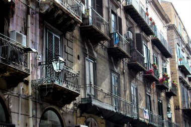 İtalya 'nın tarihi merkezi Palermo' daki dönemin balkonlarının canlandırıcı görüntüsü.