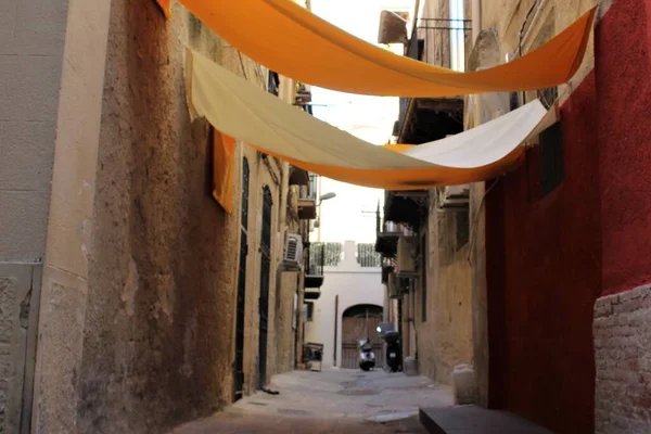 Image Évocatrice Feuilles Jaunes Placées Entre Deux Murs Pour Ombrer — Photo