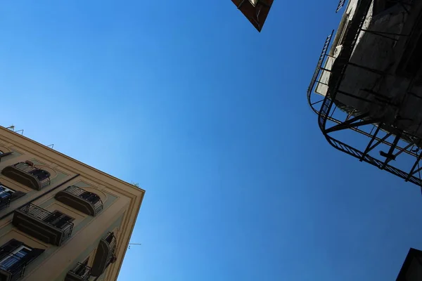Suggestiv Bild Vacker Molnfri Blå Himmel Mellan Byggnaderna Palermos Historiska — Stockfoto