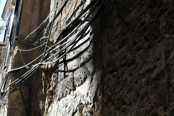 意大利巴勒莫历史中心一座古建筑的立面上安放的水管和电流线的生动形象 — 图库照片