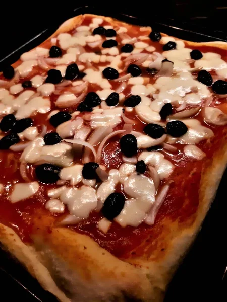 Imagen Evocadora Una Pizza Rectangular Casera Con Aceitunas Tomates Mozzarella — Foto de Stock