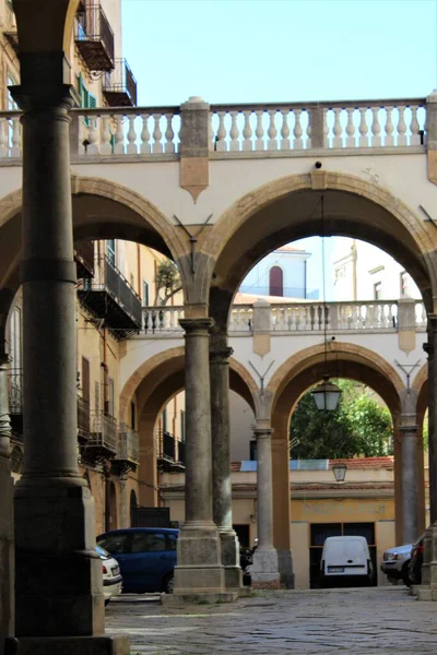背景に中庭を持つイタリアのパレルモの歴史的中心部にある歴史的な建物の入り口 — ストック写真