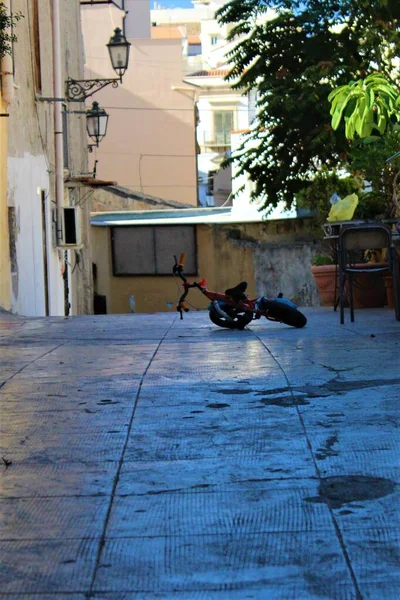 Sugestywny Obraz Roweru Dziecka Porzuconego Ulicy Historycznym Centrum Palermo Włoszech — Zdjęcie stockowe