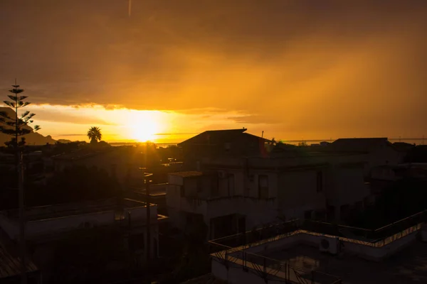 Evocadora Imagen Una Puesta Sol Con Nubes Bajas Promontorio —  Fotos de Stock