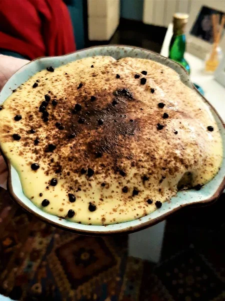 典型的意大利甜食 Tiramisu Savoiardi 睫毛膏 咖啡甜酒 苦味可可 巧克力和糖组成 — 图库照片