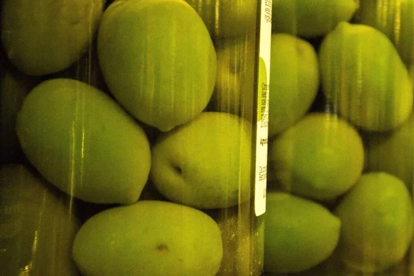 Збудливе Зображення Великих Зелених Оливок Розсолі Скляній Тарі — стокове фото