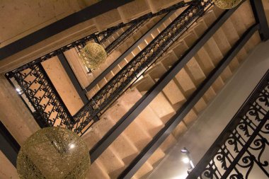 Aşağıdan görünen 50 'li yılların merdivenlerinin dokularının anımsatıcı görüntüsü