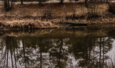                      Bir tekne nehir kıyısında duruyor.         