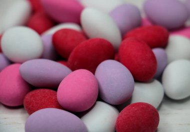 Renkli, lezzetli damlalar izole. 