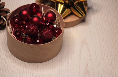 kırmızı yeni yıl ve xmas topları izole 