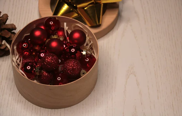 Rood Nieuwjaar Kerstballen Geïsoleerd — Stockfoto