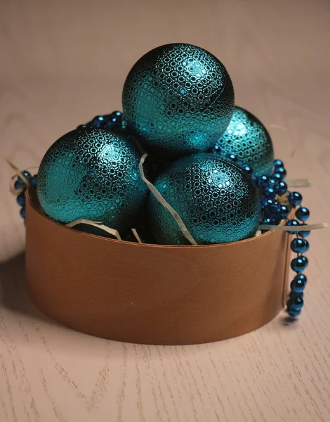 Blaue Neujahrsbälle Geschenkbox Isoliert — Stockfoto