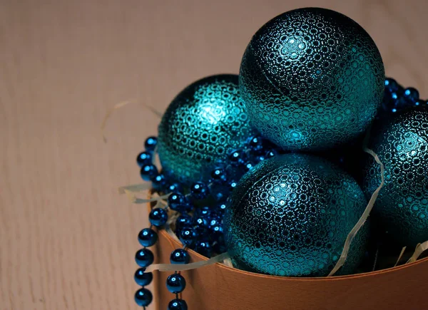 Blauwe Nieuwjaarsballen Geschenkdoos Geïsoleerd — Stockfoto