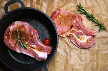 Taze domuz eti dilimleri.