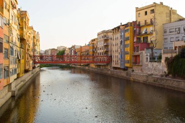 Girona renkli evler Catalonia, İspanya Nehri üzerinde