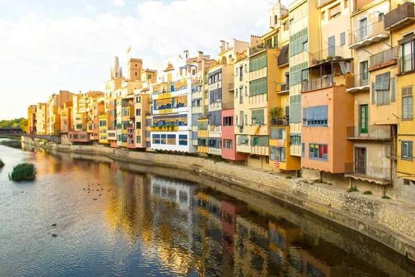 Girona színes házak, a folyó, munkalehetőség — Stock Fotó